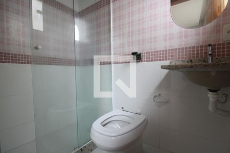 Banheiro da suíte 1 de casa de condomínio para alugar com 3 quartos, 180m² em Taquara, Rio de Janeiro