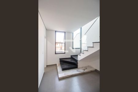 Escada de casa de condomínio à venda com 3 quartos, 170m² em Alphaville, Santana de Parnaíba