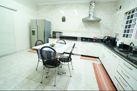 Casa à venda com 3 quartos, 218m² em Setor Urias Magalhães, Goiânia