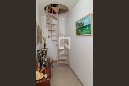 Corredor - Acesso ao 2º andar de casa à venda com 4 quartos, 278m² em Penha Circular, Rio de Janeiro