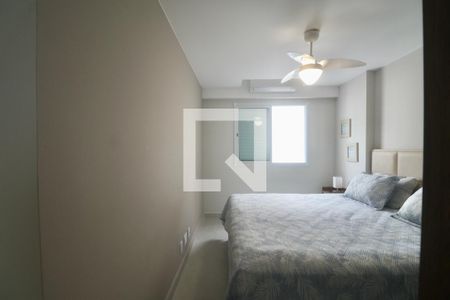 Suíte de apartamento para alugar com 2 quartos, 77m² em Vila Alzira, Guarujá