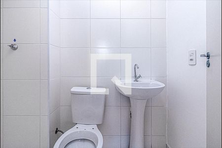 banheiro social_1 de apartamento para alugar com 2 quartos, 37m² em Parque Bristol, São Paulo