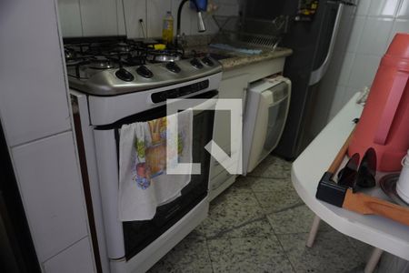Cozinha de apartamento para alugar com 2 quartos, 57m² em Vila Carmosina, São Paulo