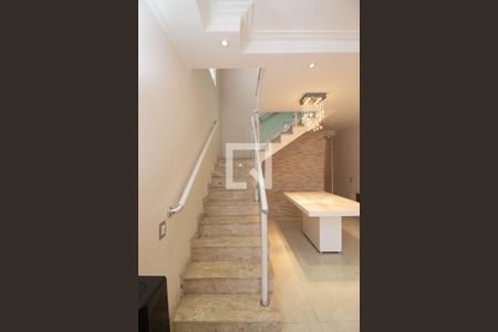 Escada de casa para alugar com 3 quartos, 186m² em Jardim Vila Galvao, Guarulhos