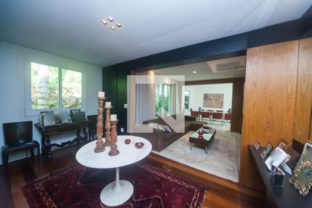 sala de tv de casa de condomínio à venda com 4 quartos, 450m² em Ipê, Nova Lima