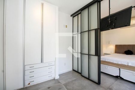 Closet da Suíte de apartamento à venda com 1 quarto, 79m² em Jardim das Bandeiras, São Paulo