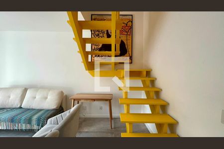 Escada de apartamento para alugar com 1 quarto, 79m² em Jardim das Bandeiras, São Paulo