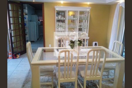Casa à venda com 4 quartos, 290m² em Rio do Ouro, Niterói