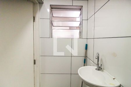 Banheiro de casa para alugar com 2 quartos, 33m² em Guaianases, São Paulo