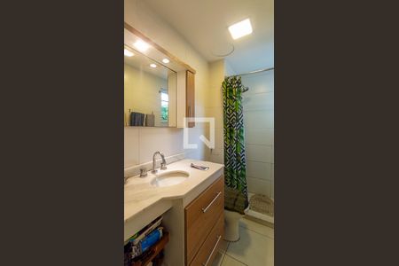 Banheiro suite  de apartamento à venda com 3 quartos, 72m² em Cavalhada, Porto Alegre