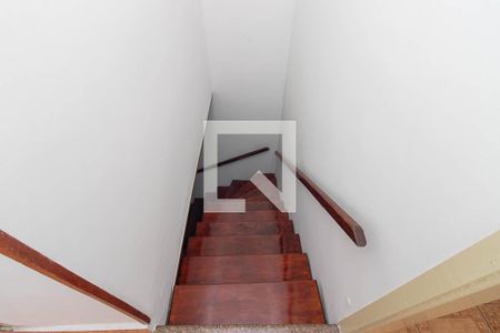Escada de casa para alugar com 3 quartos, 90m² em Parque Ramos Freitas, São Paulo