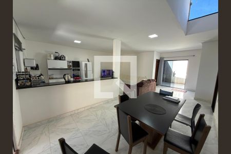 Sala e cozinha de casa à venda com 1 quarto, 400m² em Colônia Agrícola Arniqueira, Brasília
