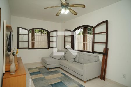 Sala de casa para alugar com 3 quartos, 840m² em Zacarias, Maricá