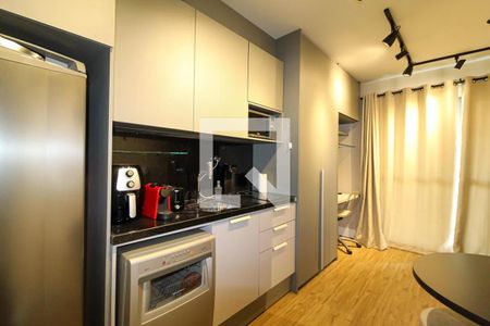 Cozinha com geladeira, fogão, microondas, cafeteira e máquina de lavar louça. de kitnet/studio à venda com 1 quarto, 21m² em Indianópolis, São Paulo