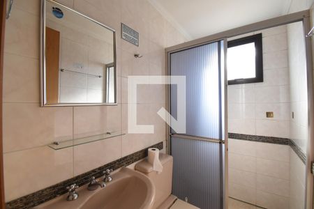 Banheiro da Suíte de apartamento para alugar com 2 quartos, 62m² em Batel, Curitiba