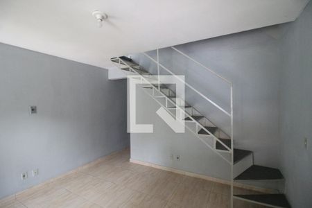 Sala de casa de condomínio para alugar com 2 quartos, 70m² em Rocha Sobrinho, Mesquita