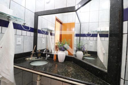 Banheiro Social de casa para alugar com 3 quartos, 250m² em Jardim Patricia, Uberlândia