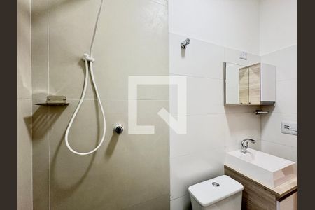 Banheiro de casa para alugar com 1 quarto, 50m² em Vila Zat, São Paulo