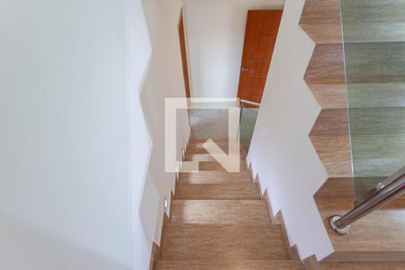 Escada de casa para alugar com 2 quartos, 102m² em São João Batista, Belo Horizonte