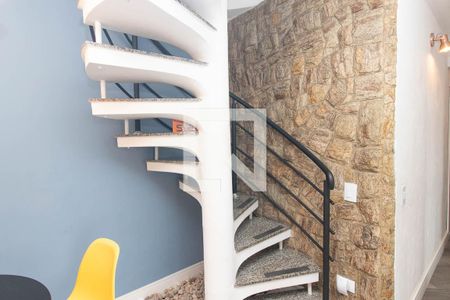 Escada de apartamento para alugar com 3 quartos, 150m² em Jardim Japao, São Paulo