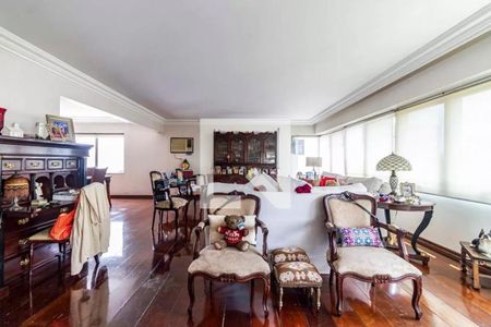 Sala com móveis antigos e decoração clássica, com uma mesa de jantar e uma televisão no fundo. de apartamento à venda com 6 quartos, 260m² em Cerqueira César, São Paulo