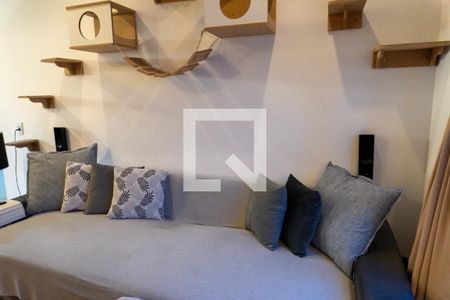 Sala de TV de casa de condomínio para alugar com 3 quartos, 140m² em Pousada dos Bandeirantes, Carapicuíba