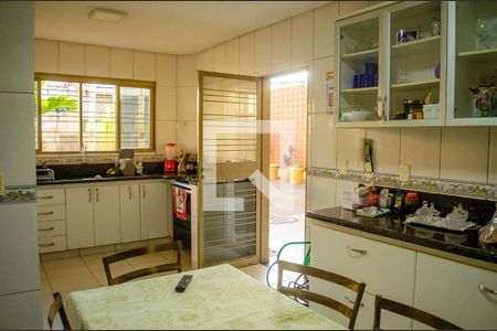 Casa à venda com 3 quartos, 330m² em Vila Santa Helena, Goiânia