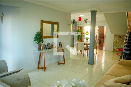 Casa à venda com 3 quartos, 330m² em Vila Santa Helena, Goiânia