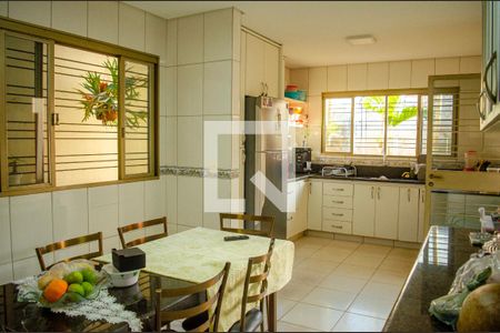 Casa à venda com 3 quartos, 330m² em Vila Santa Helena, Goiânia