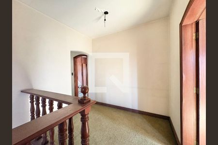 Escada/ Hall para os Quartos  de casa para alugar com 5 quartos, 491m² em Vila Comercial, São Paulo