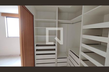 Closet da suíte de casa à venda com 1 quarto, 60m² em Parque Santa Rita, São Paulo