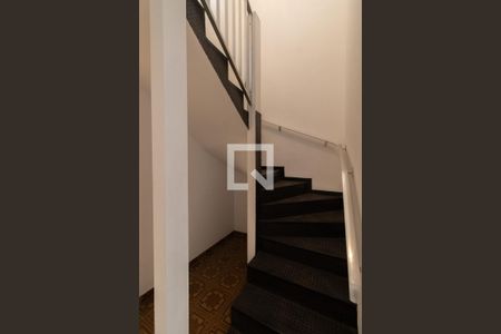 Escada de casa para alugar com 2 quartos, 220m² em Vila Dalila, São Paulo