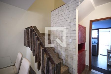 Escada de casa para alugar com 2 quartos, 95m² em Jardim Londrina, São Paulo