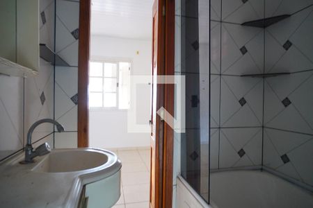 Banheiro suíte  de casa à venda com 3 quartos, 150m² em Rubem Berta, Porto Alegre