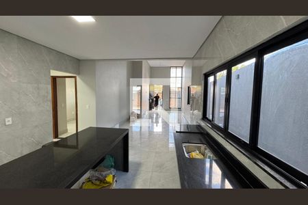 Sala e cozinha  de casa à venda com 3 quartos, 200m² em Colônia Agrícola Samambaia, Brasília