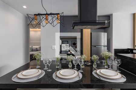 Apartamento  elegante com mesa de granito e iluminação moderna, pronta para um jantar sofisticado. de apartamento para alugar com 2 quartos, 67m² em Leblon, Rio de Janeiro