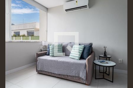 Sala com sofá, mesa e janela com vista para o exterior. de apartamento para alugar com 2 quartos, 67m² em Leblon, Rio de Janeiro