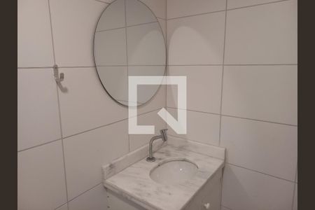 Banheiro-torneira de kitnet/studio para alugar com 1 quarto, 20m² em República, São Paulo