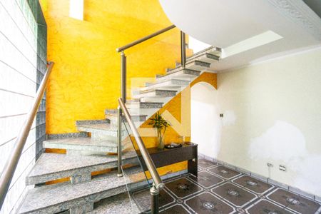 Escada de casa para alugar com 4 quartos, 280m² em Parque Maria Luiza, São Paulo