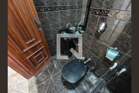 Banheiro social de casa de condomínio para alugar com 3 quartos, 350m² em Taquara, Rio de Janeiro