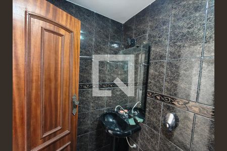 Banheiro social de casa de condomínio para alugar com 3 quartos, 350m² em Taquara, Rio de Janeiro