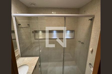 Banheiro com piso de porcelanato, pia de granito e ducha de vidro. de apartamento à venda com 5 quartos, 112m² em Freguesia (Jacarepaguá), Rio de Janeiro