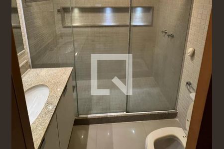 Banheiro com piso de porcelanato, pia de granito e chuveiro de vidro. de apartamento à venda com 5 quartos, 112m² em Freguesia (Jacarepaguá), Rio de Janeiro