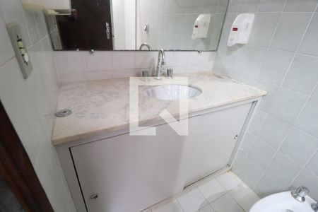 Banheiro Social 1 de casa para alugar com 3 quartos, 431m² em Umuarama, Uberlândia