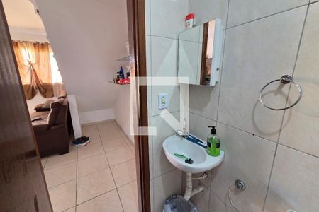 Banheiro de casa para alugar com 2 quartos, 55m² em Vila Antartica, Praia Grande