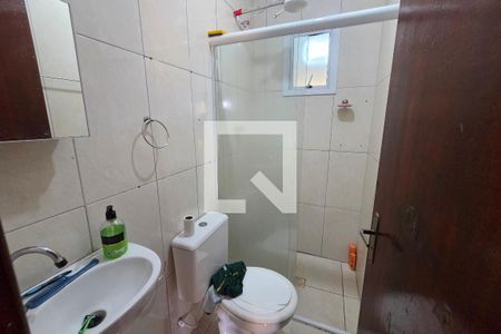 Banheiro de casa para alugar com 2 quartos, 55m² em Vila Antartica, Praia Grande