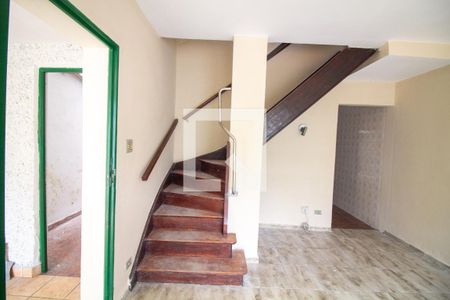 Escada de casa para alugar com 3 quartos, 100m² em Vila Cordeiro, São Paulo