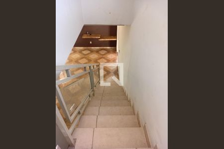 Escada de casa para alugar com 4 quartos, 184m² em Papillon Park, Aparecida de Goiânia