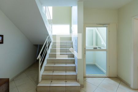 Hall do Elevador/ Escadav de acesso ao nível superior. de casa de condomínio à venda com 6 quartos, 630m² em Vila Hollândia, Campinas