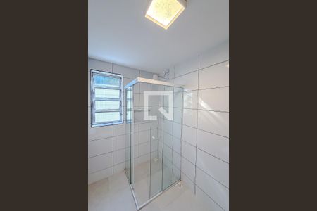 Banheiro de casa de condomínio para alugar com 1 quarto, 35m² em Cambuci, São Paulo